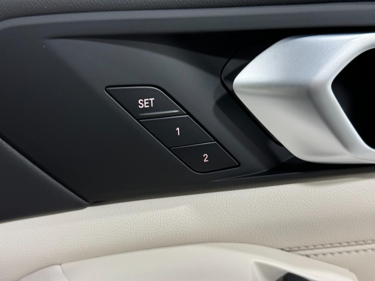 BMW X7 Vehicle Full-screen Gallery Image 23