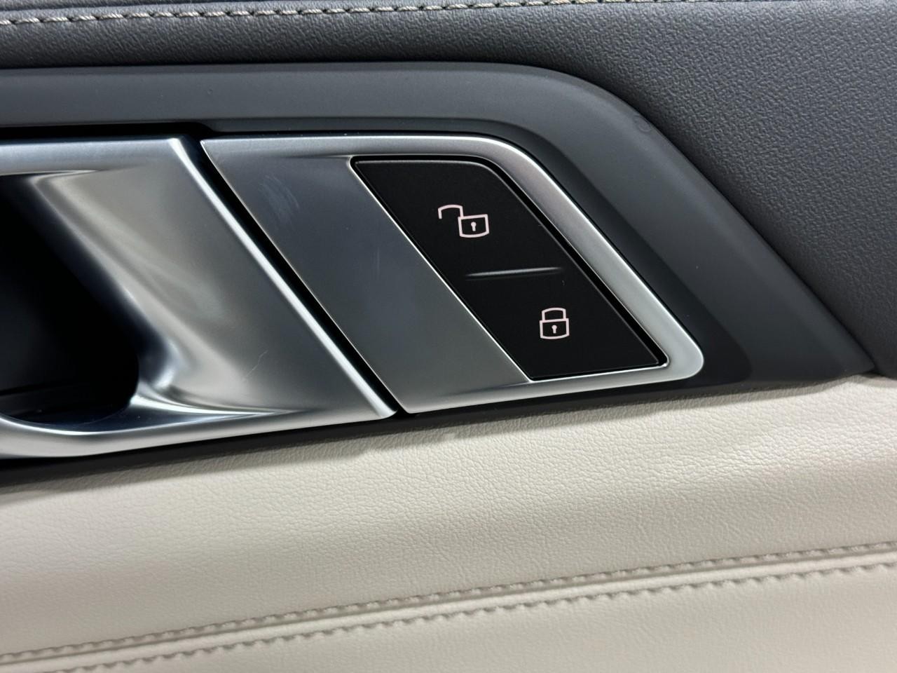 BMW X7 Vehicle Full-screen Gallery Image 24