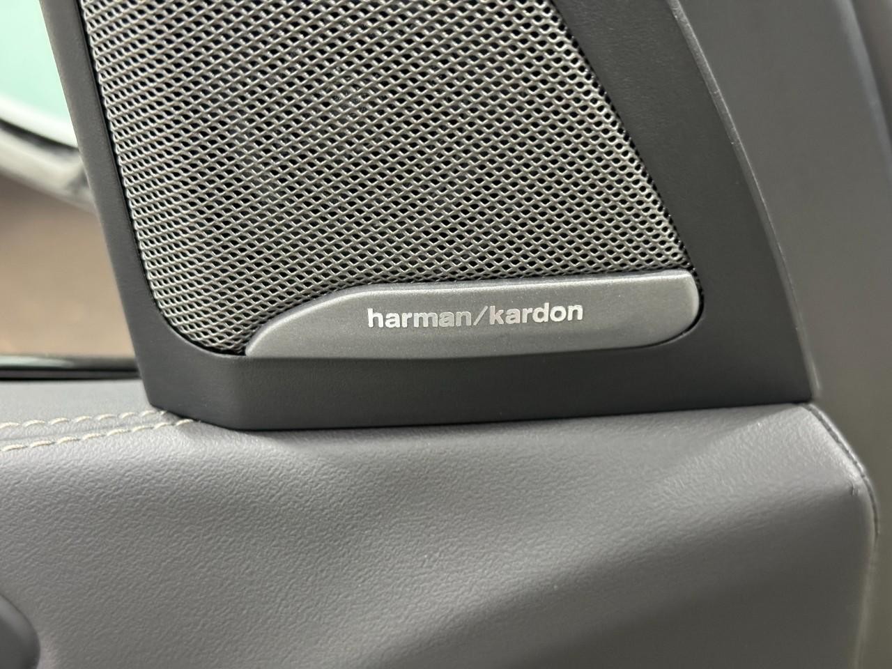 BMW X7 Vehicle Full-screen Gallery Image 26