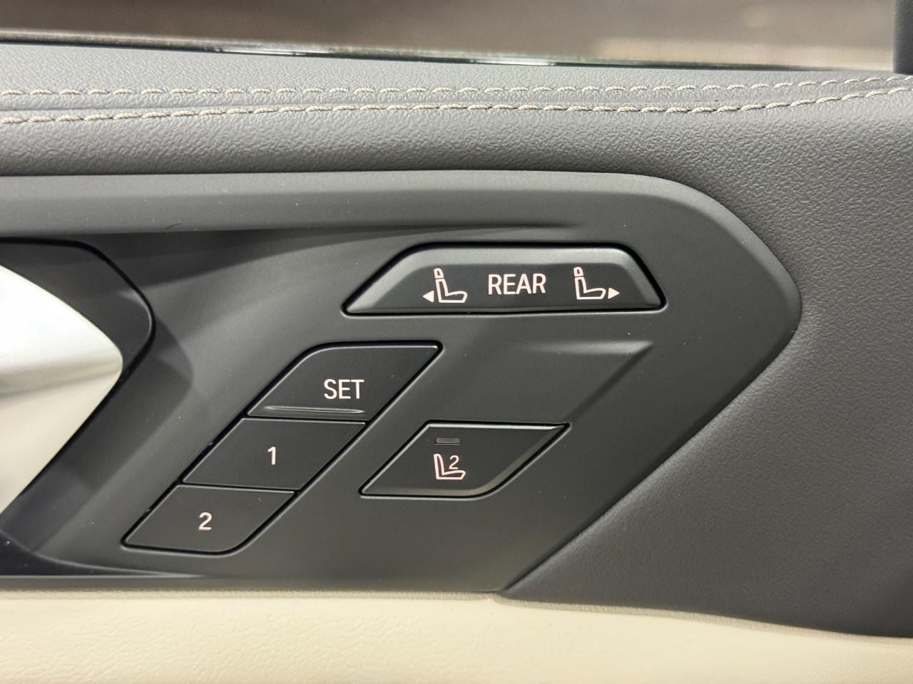 BMW X7 Vehicle Full-screen Gallery Image 27