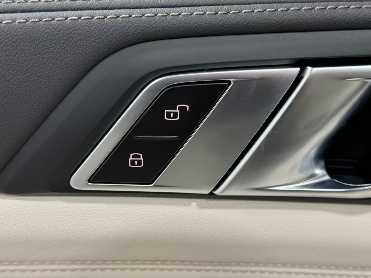 BMW X7 Vehicle Full-screen Gallery Image 28