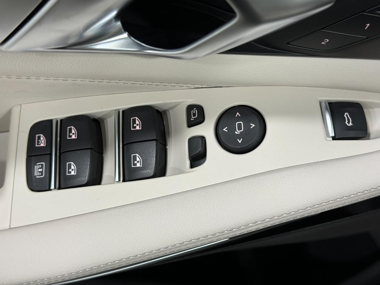 BMW X7 Vehicle Full-screen Gallery Image 29