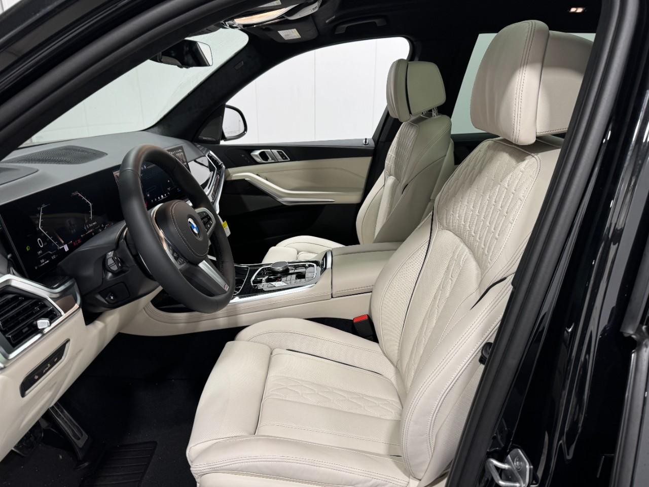 BMW X7 Vehicle Full-screen Gallery Image 30