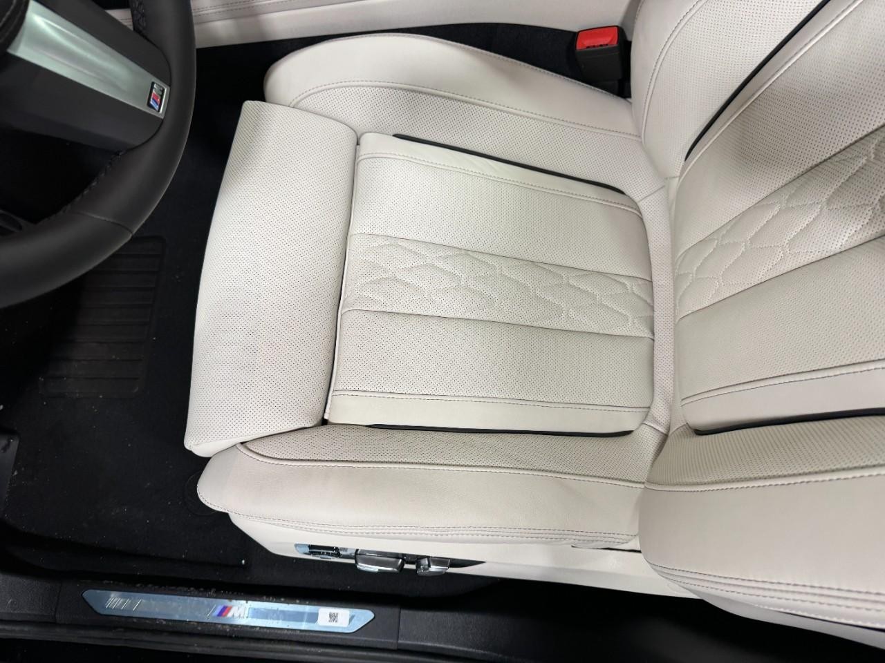 BMW X7 Vehicle Full-screen Gallery Image 31