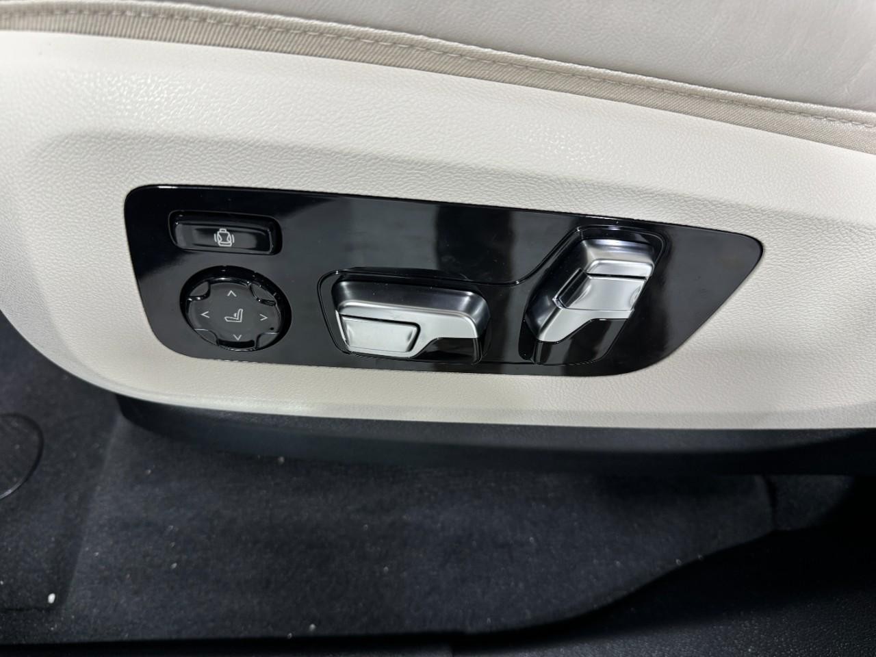 BMW X7 Vehicle Full-screen Gallery Image 32