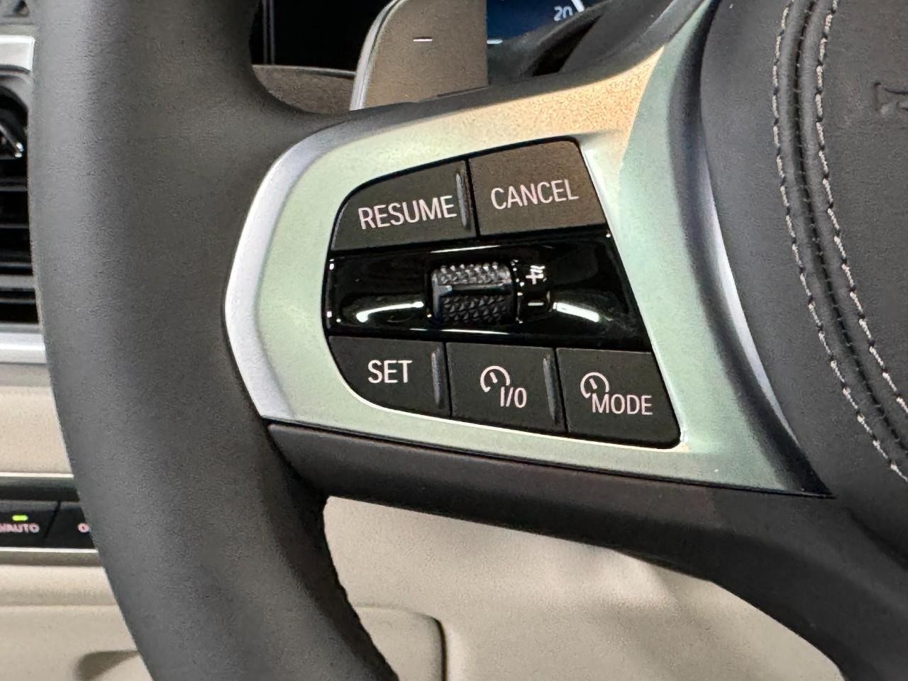 BMW X7 Vehicle Full-screen Gallery Image 34