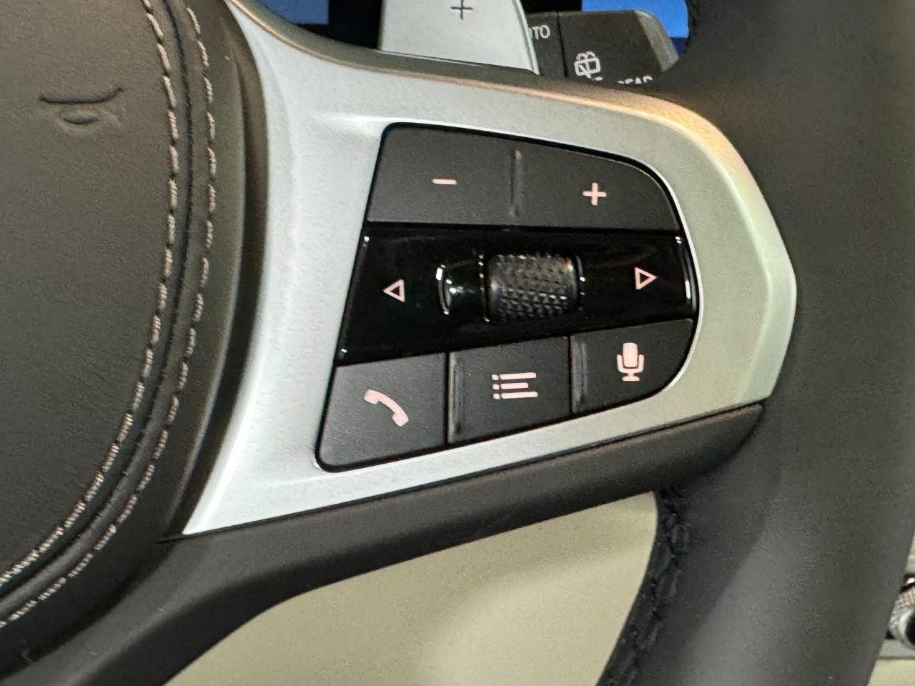 BMW X7 Vehicle Full-screen Gallery Image 35