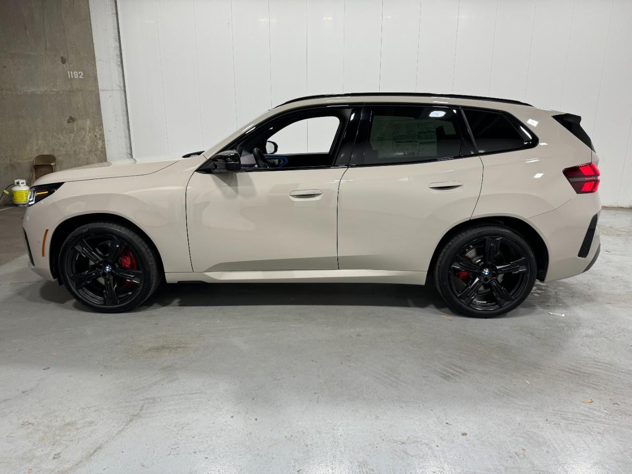 BMW X3 Vehicle Full-screen Gallery Image 2