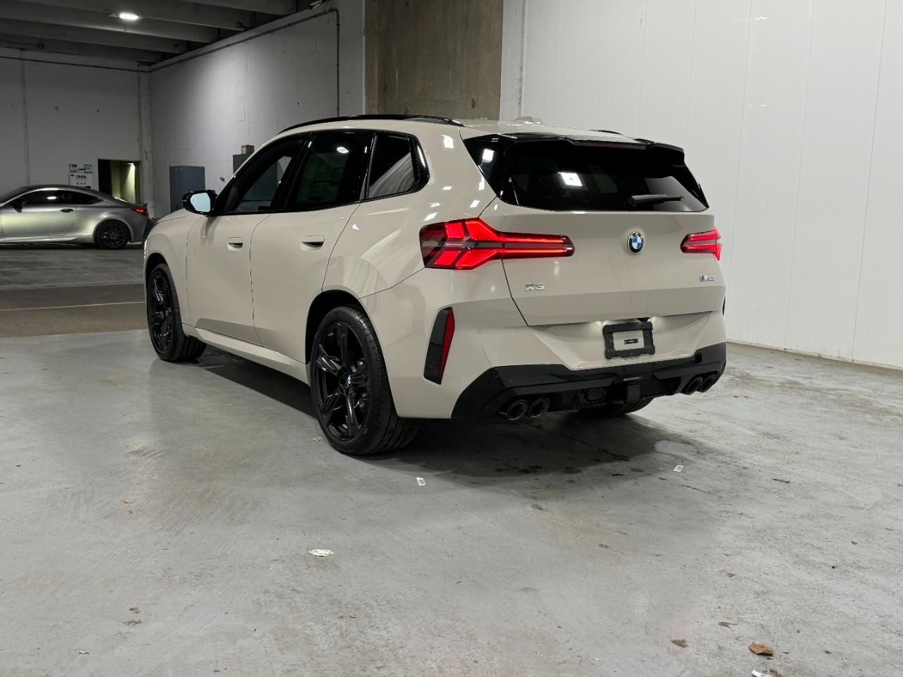 BMW X3 Vehicle Full-screen Gallery Image 3