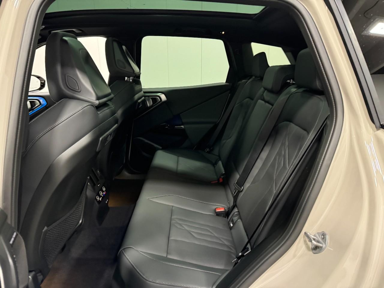 BMW X3 Vehicle Full-screen Gallery Image 8