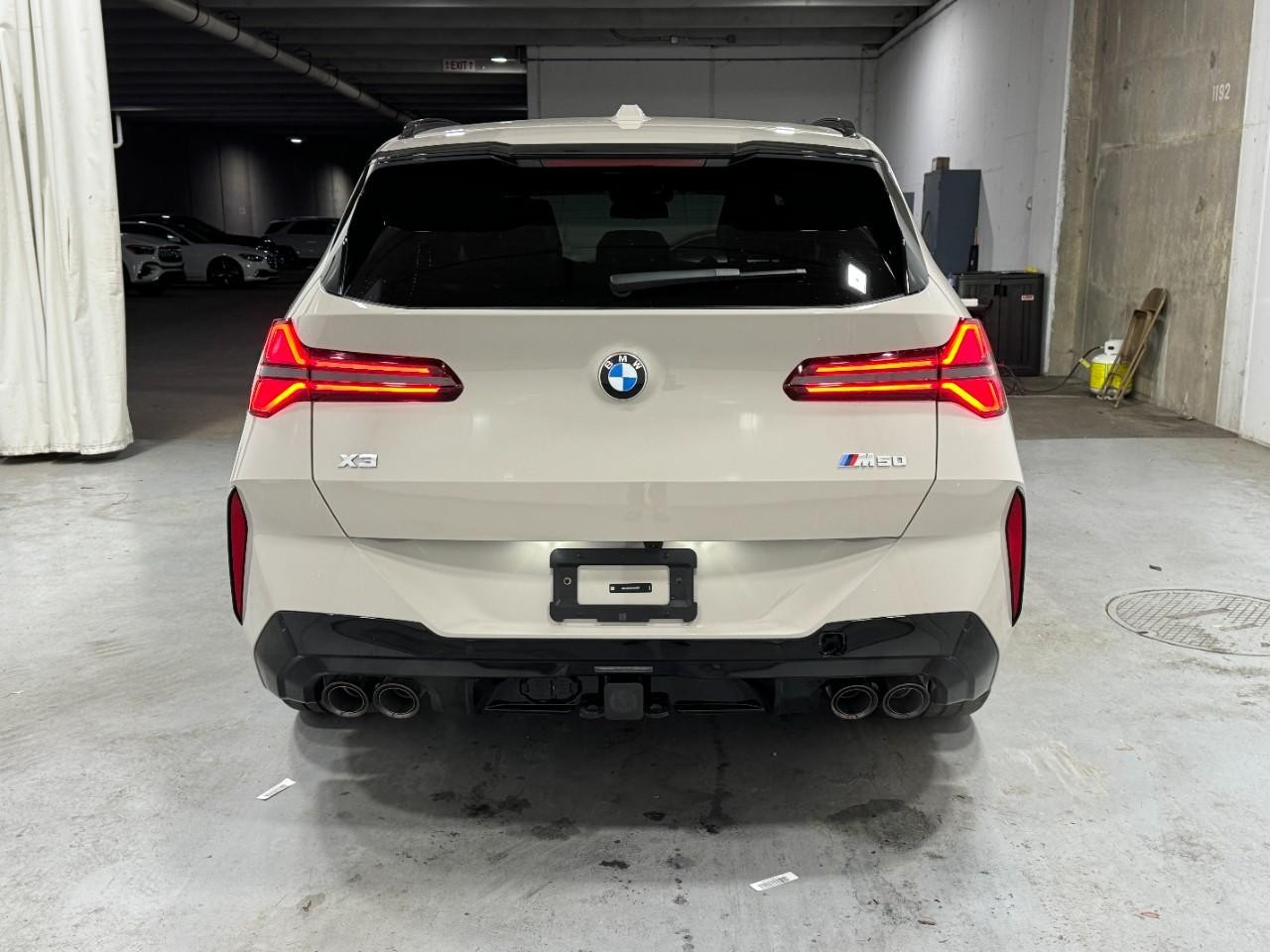 BMW X3 Vehicle Full-screen Gallery Image 9