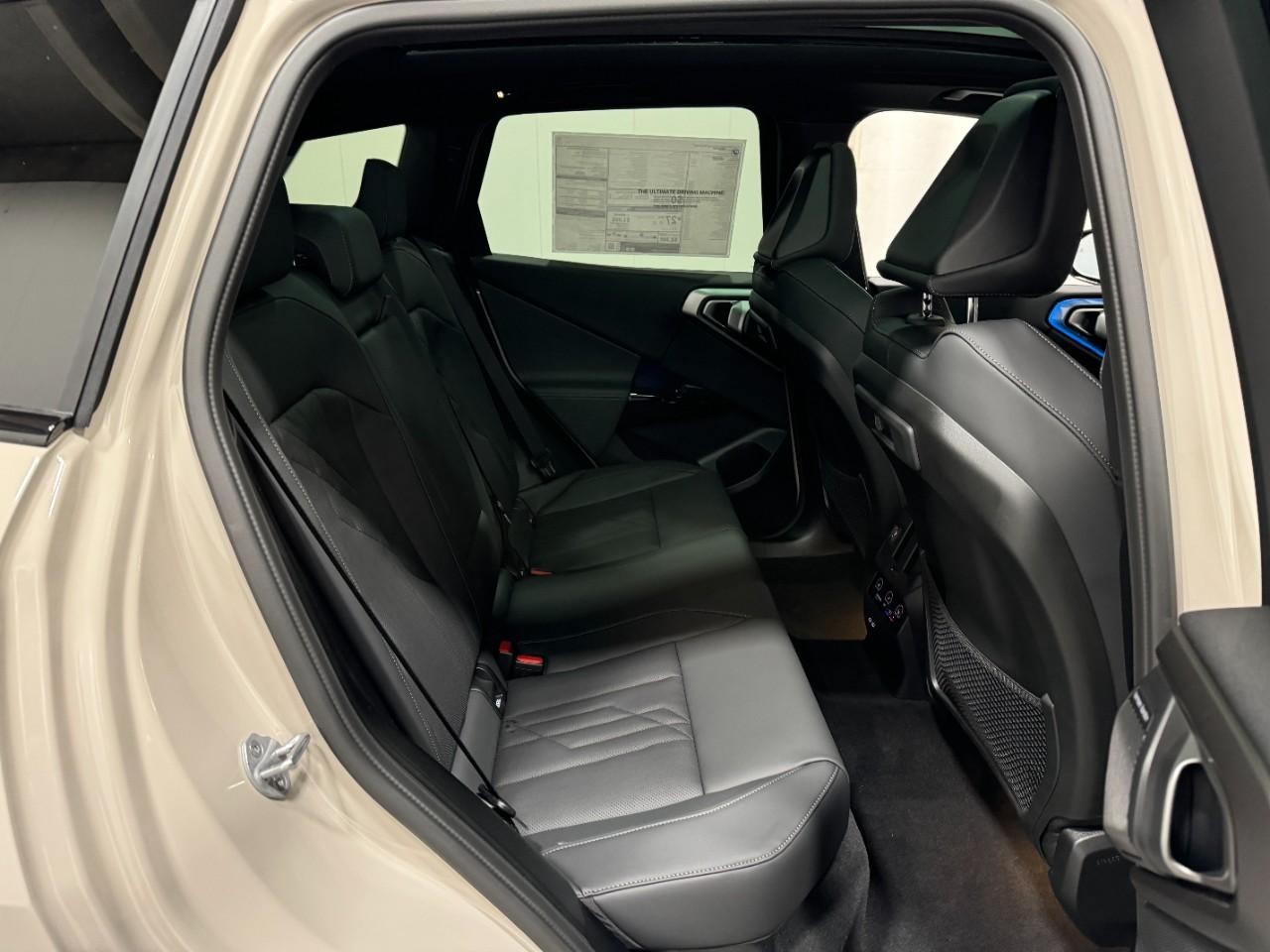 BMW X3 Vehicle Full-screen Gallery Image 10