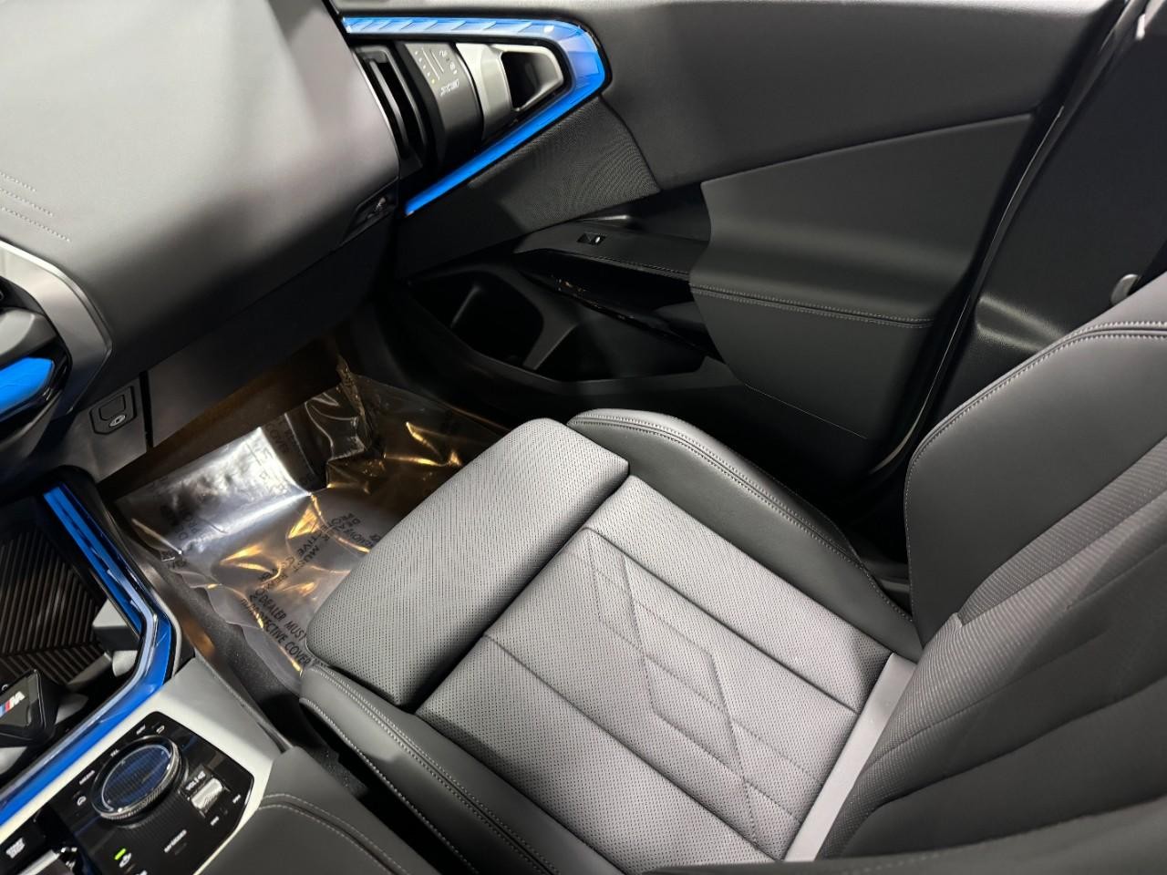 BMW X3 Vehicle Full-screen Gallery Image 17