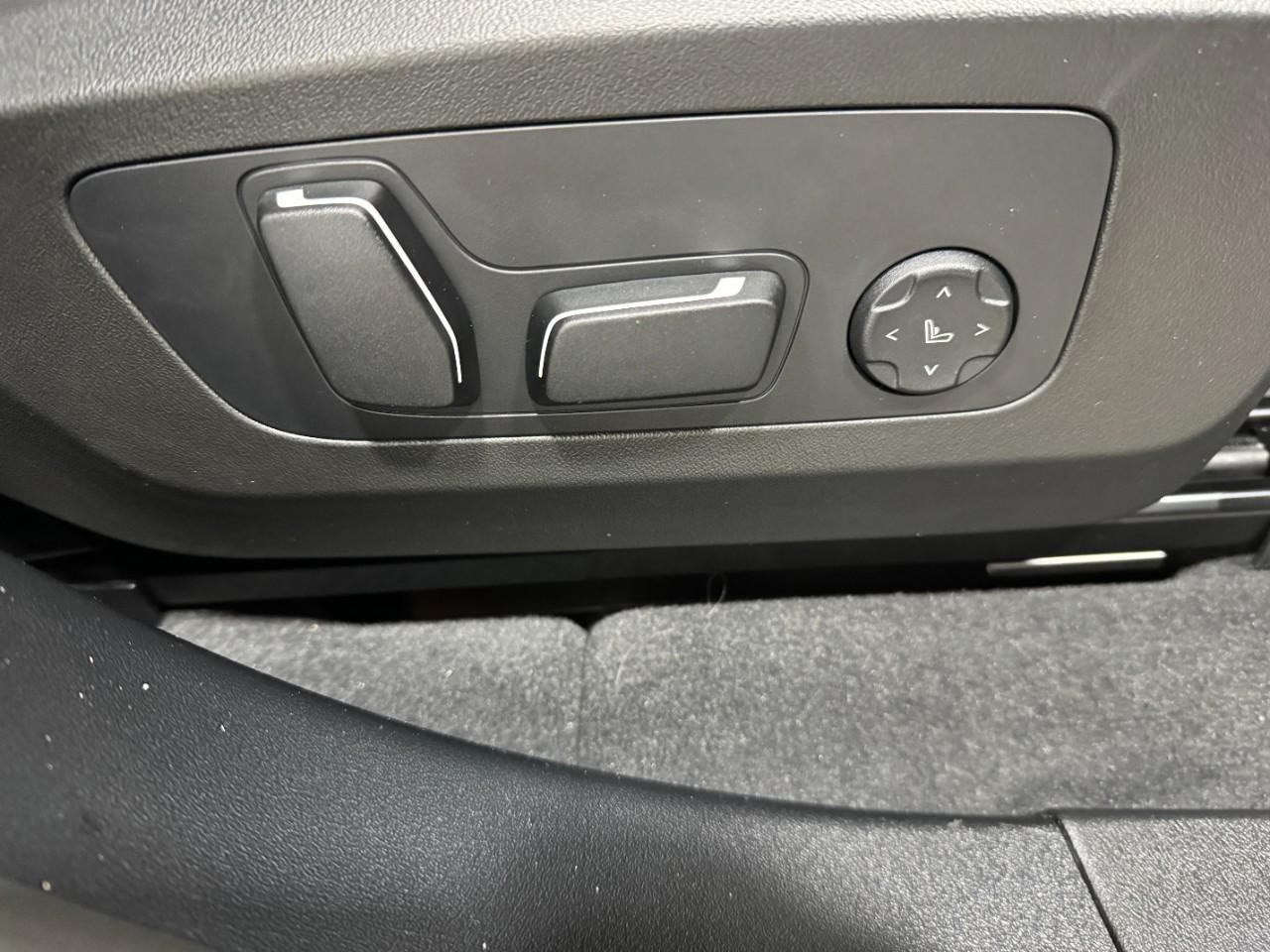 BMW X3 Vehicle Full-screen Gallery Image 20