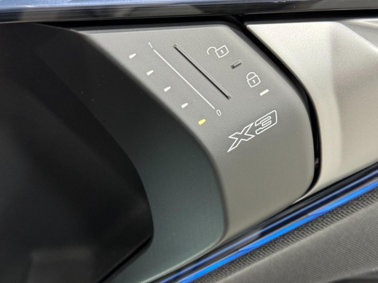 BMW X3 Vehicle Full-screen Gallery Image 21