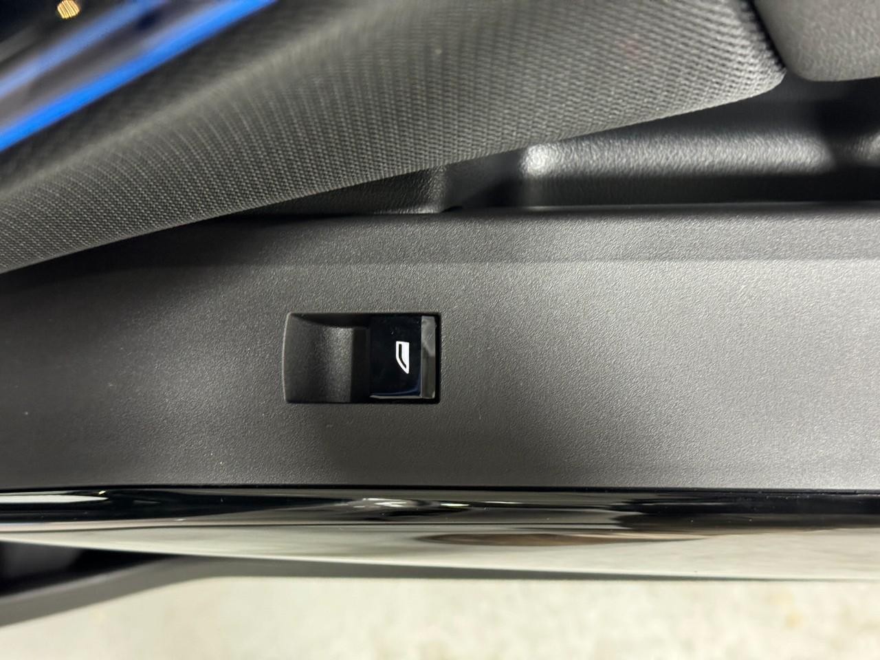 BMW X3 Vehicle Full-screen Gallery Image 22