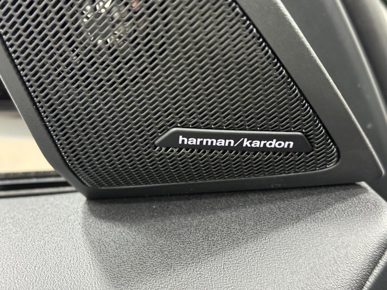 BMW X3 Vehicle Full-screen Gallery Image 23