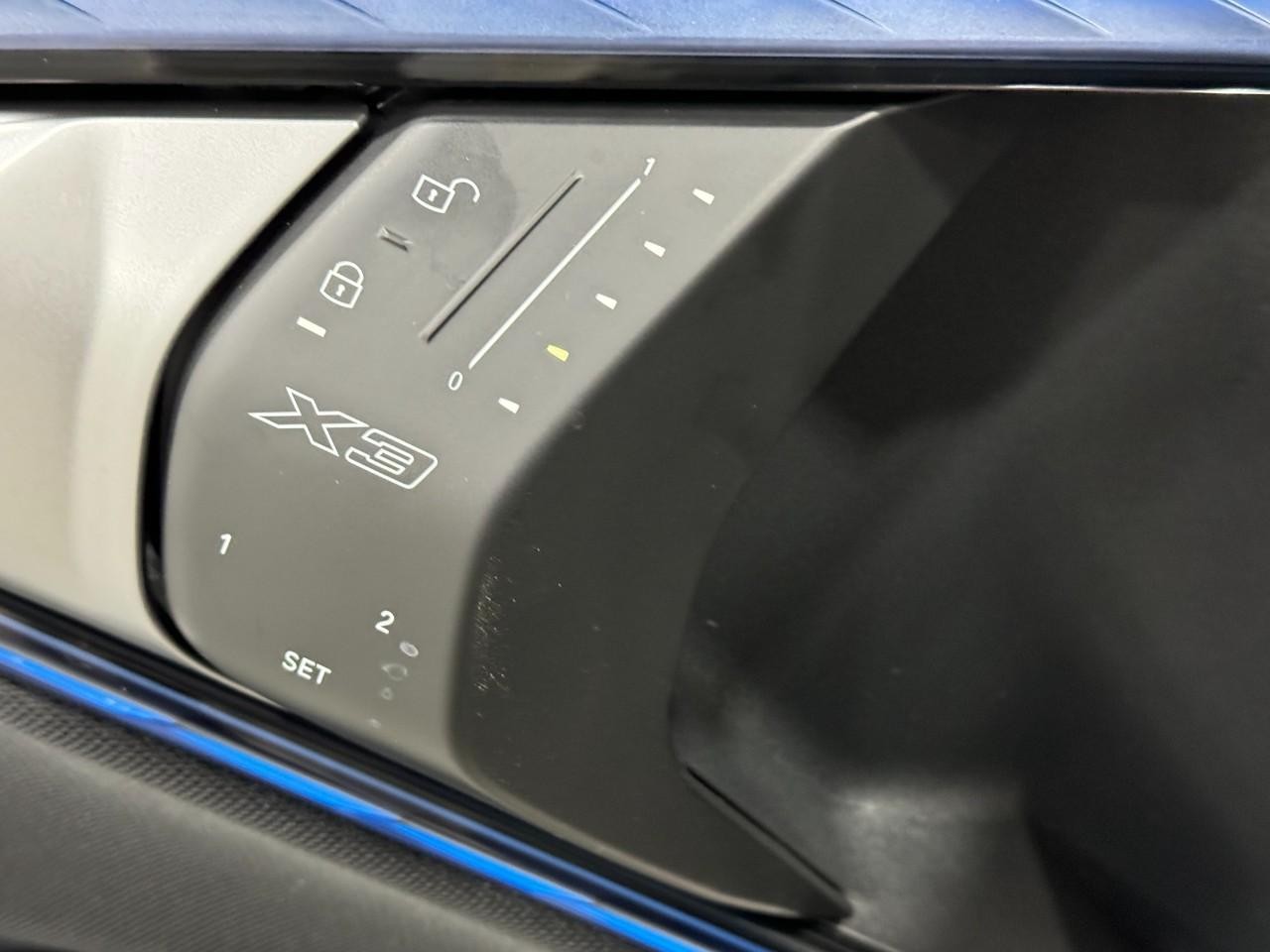 BMW X3 Vehicle Full-screen Gallery Image 24