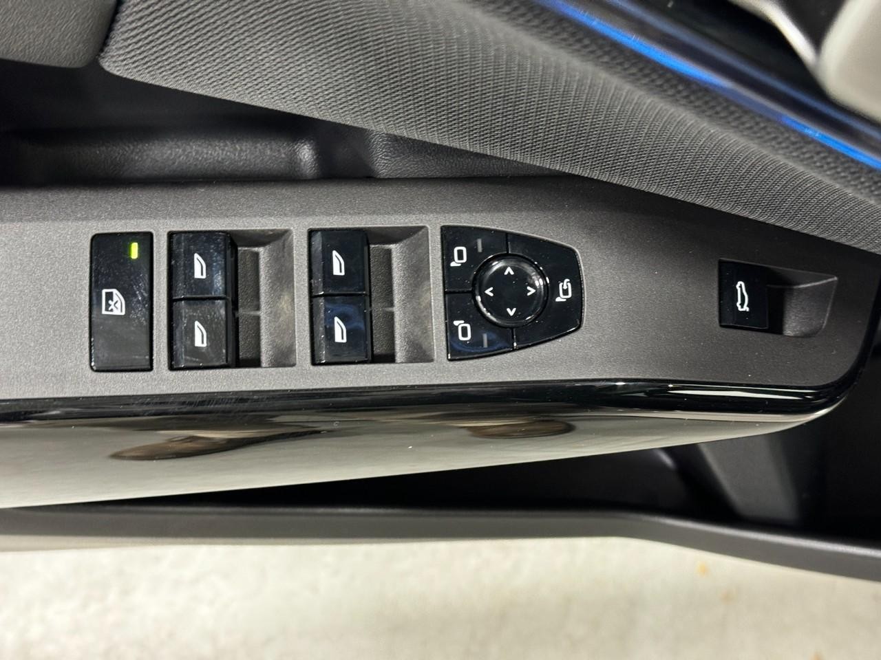 BMW X3 Vehicle Full-screen Gallery Image 25