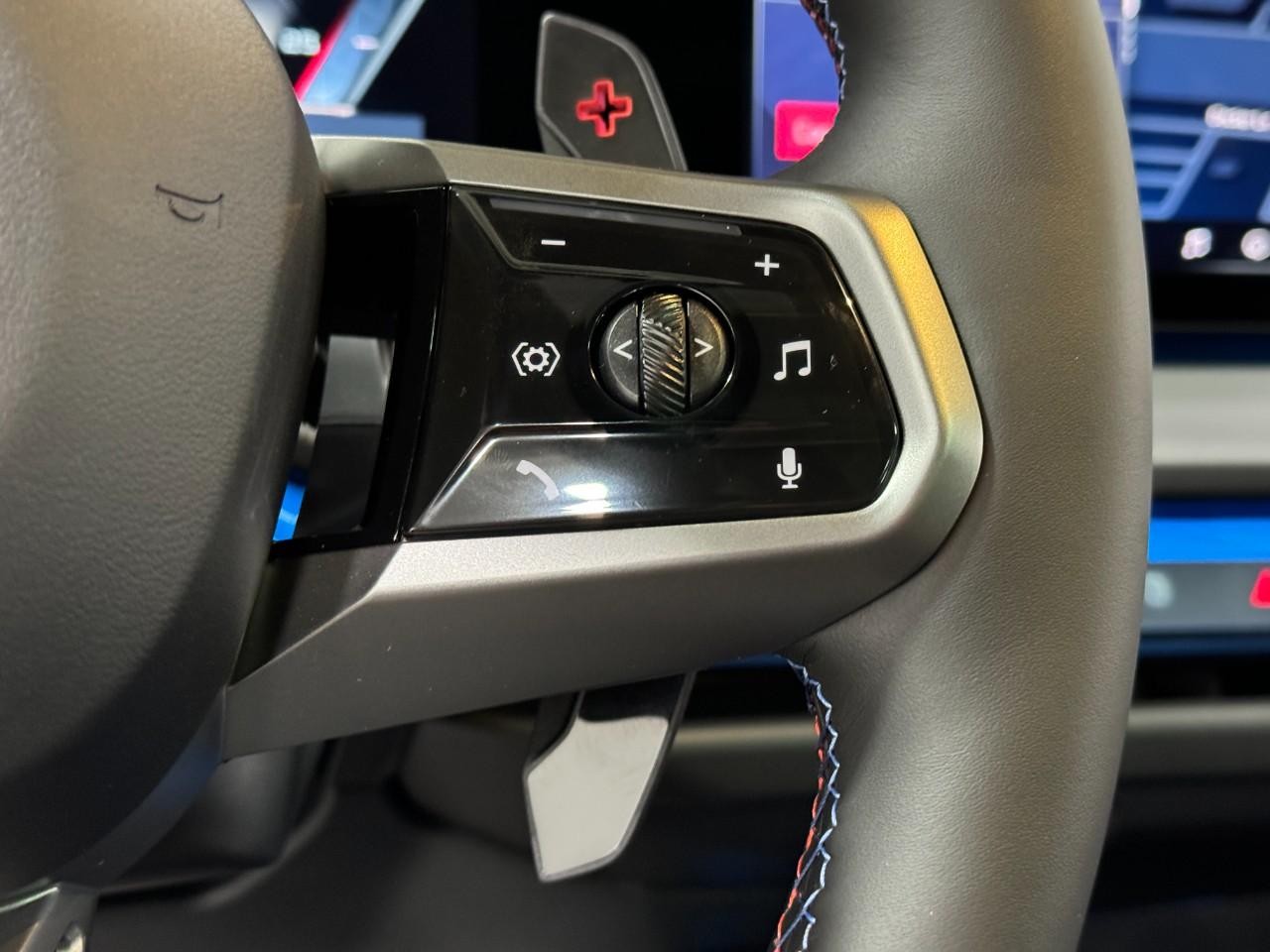 BMW X3 Vehicle Full-screen Gallery Image 30