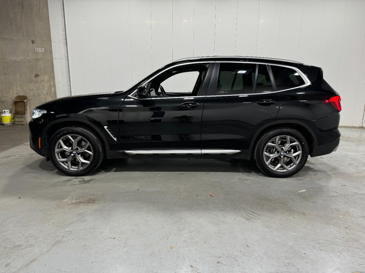 BMW X3 Vehicle Full-screen Gallery Image 2