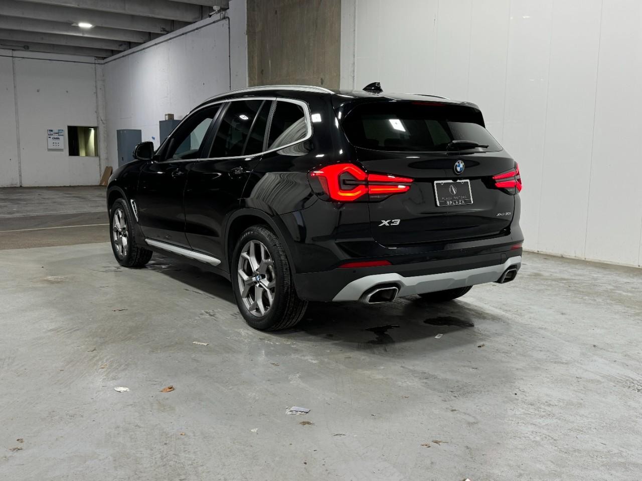BMW X3 Vehicle Full-screen Gallery Image 3
