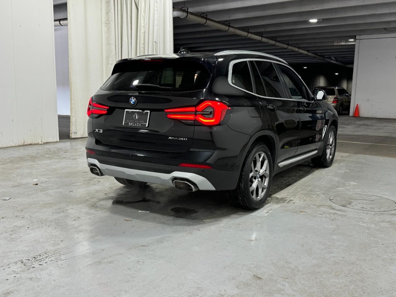 BMW X3 Vehicle Full-screen Gallery Image 4