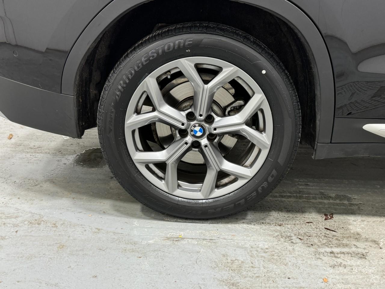 BMW X3 Vehicle Full-screen Gallery Image 5