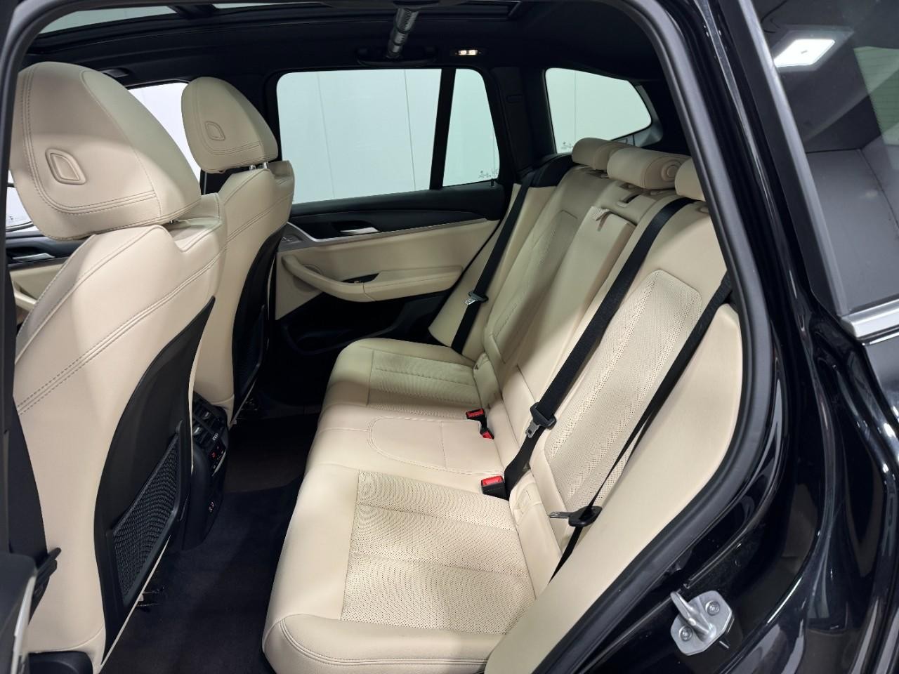 BMW X3 Vehicle Full-screen Gallery Image 8