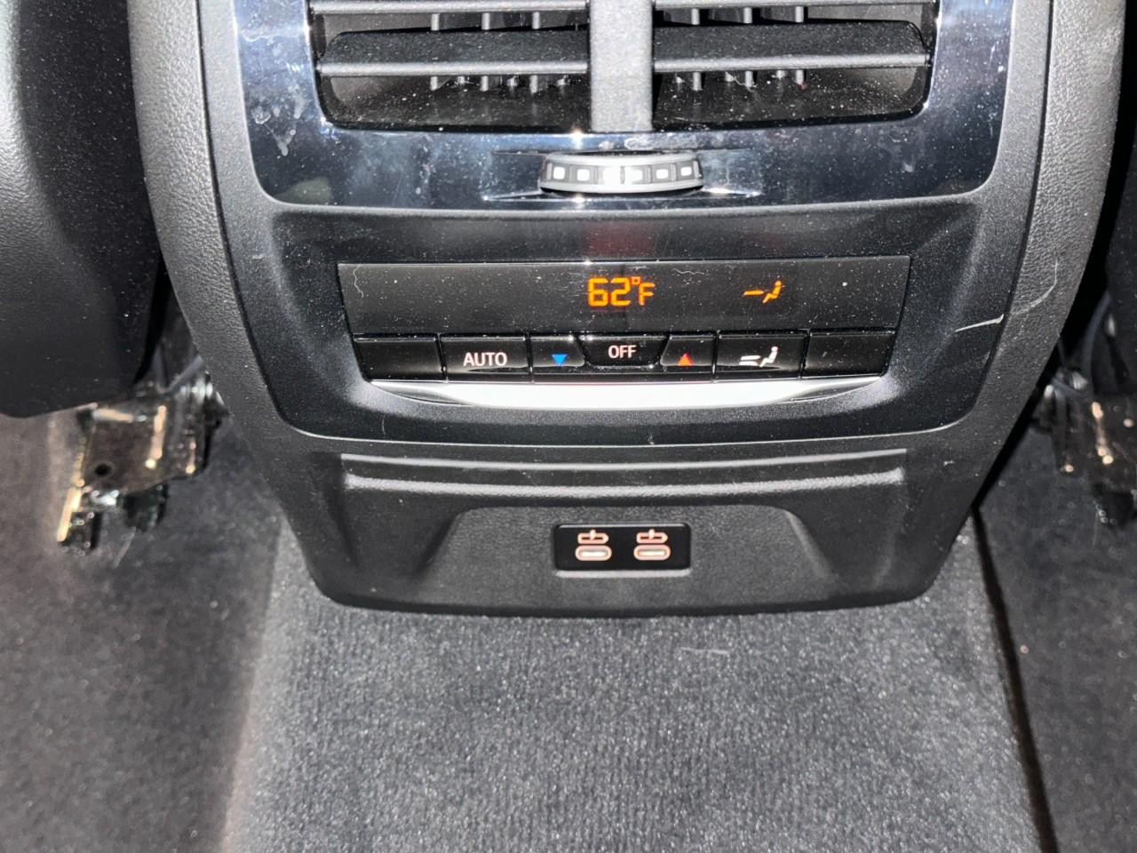 BMW X3 Vehicle Full-screen Gallery Image 11