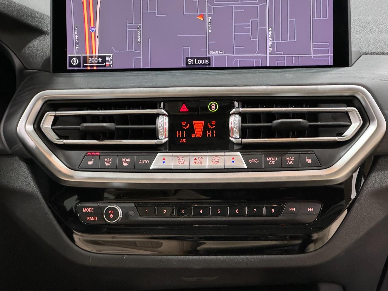 BMW X3 Vehicle Full-screen Gallery Image 16