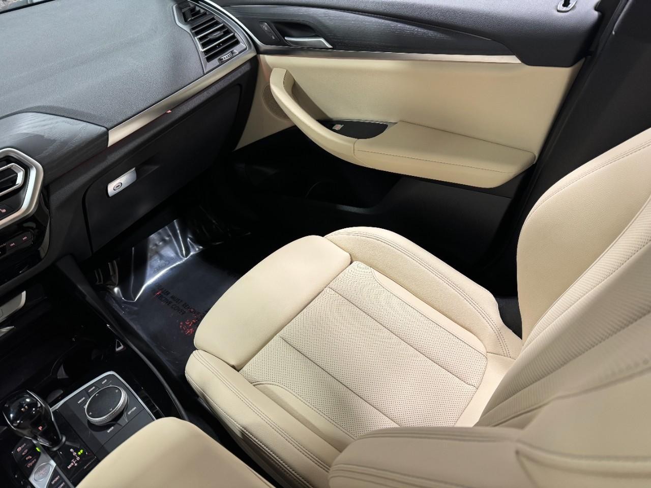 BMW X3 Vehicle Full-screen Gallery Image 18