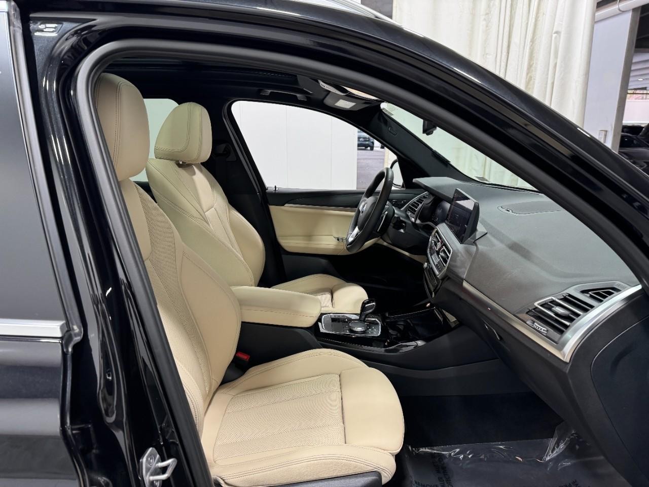 BMW X3 Vehicle Full-screen Gallery Image 19