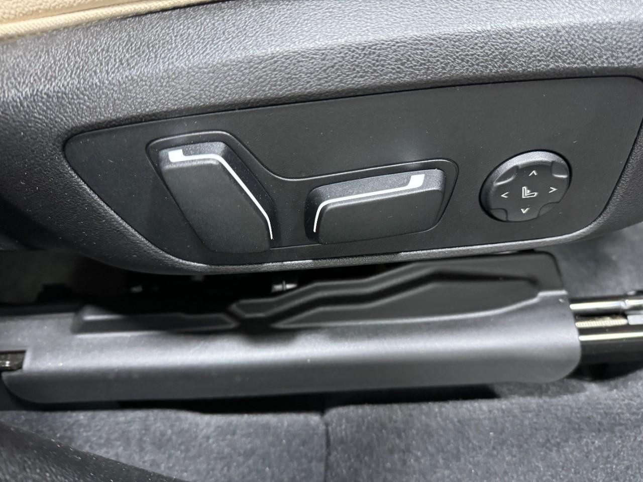 BMW X3 Vehicle Full-screen Gallery Image 21