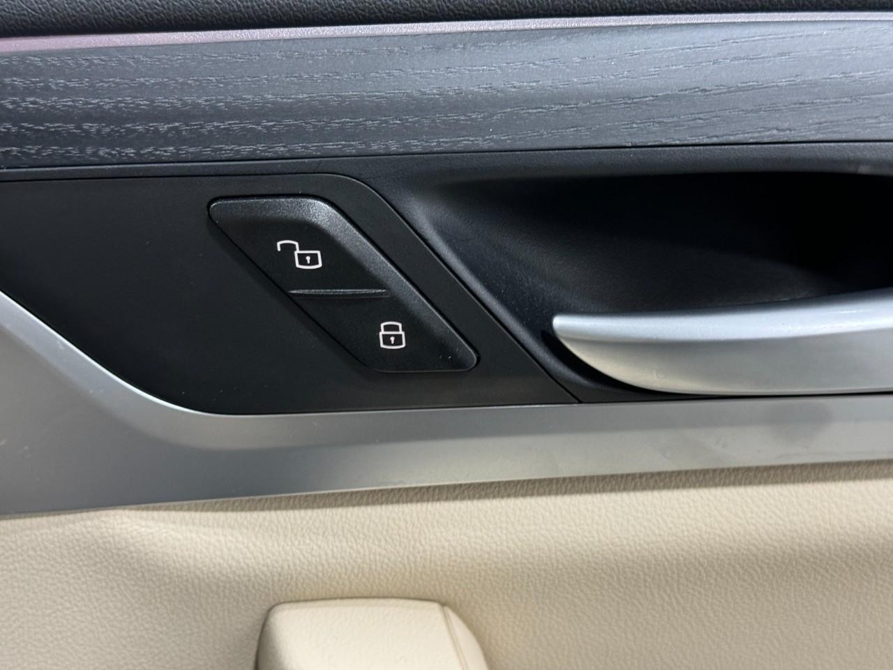 BMW X3 Vehicle Full-screen Gallery Image 22