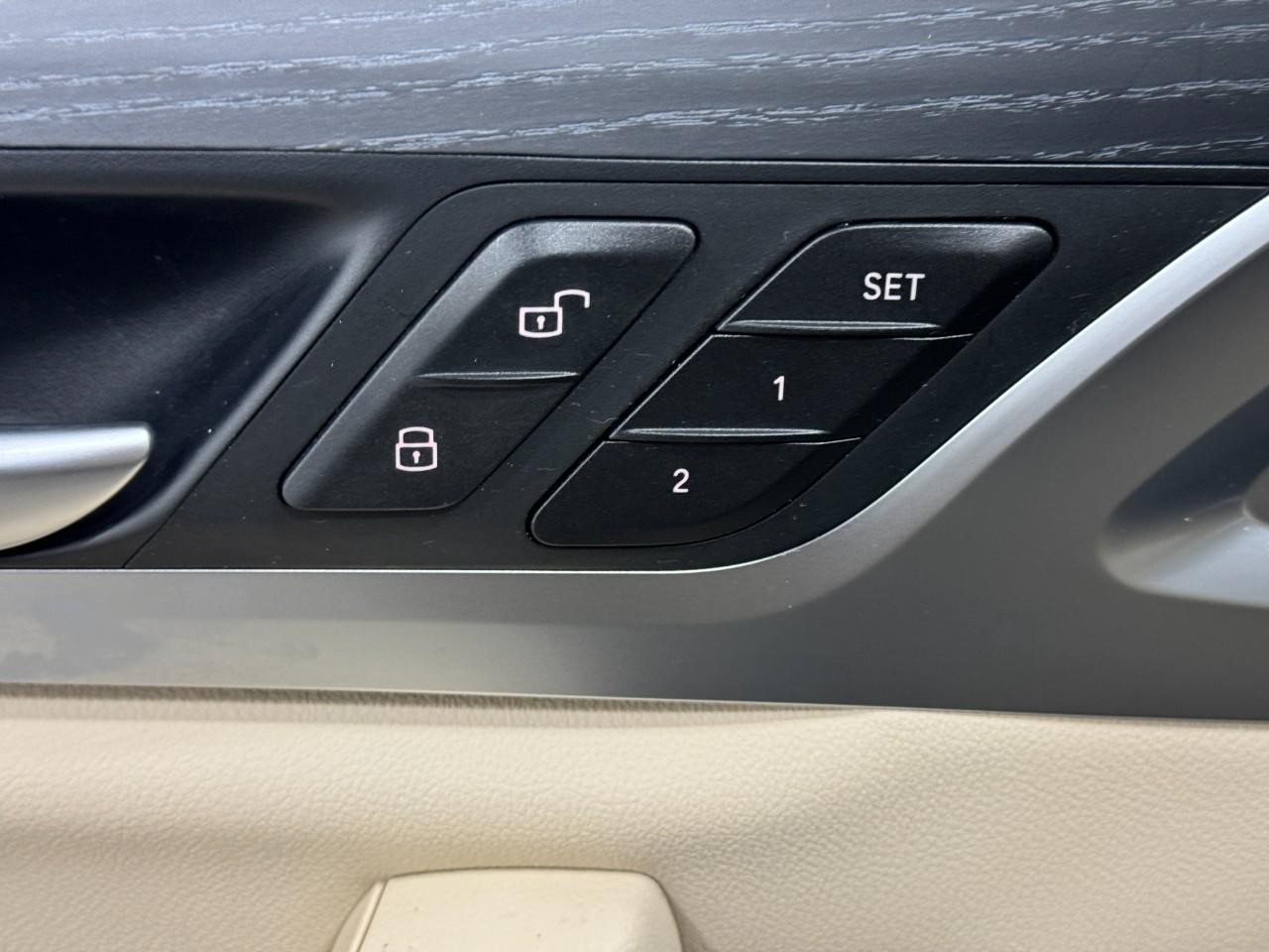 BMW X3 Vehicle Full-screen Gallery Image 24