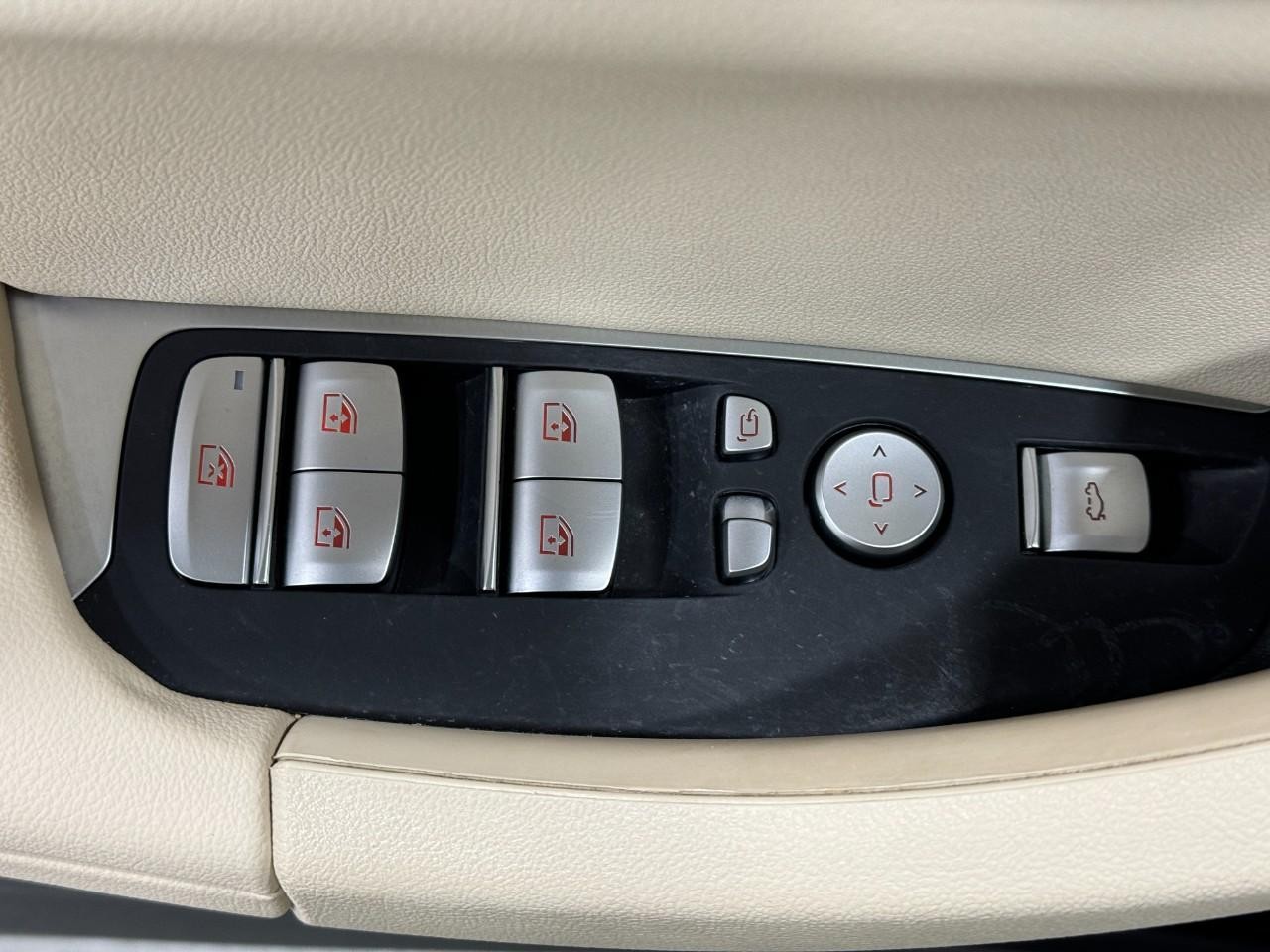 BMW X3 Vehicle Full-screen Gallery Image 25