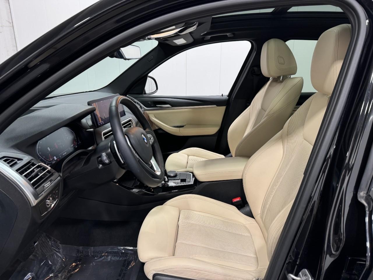 BMW X3 Vehicle Full-screen Gallery Image 26