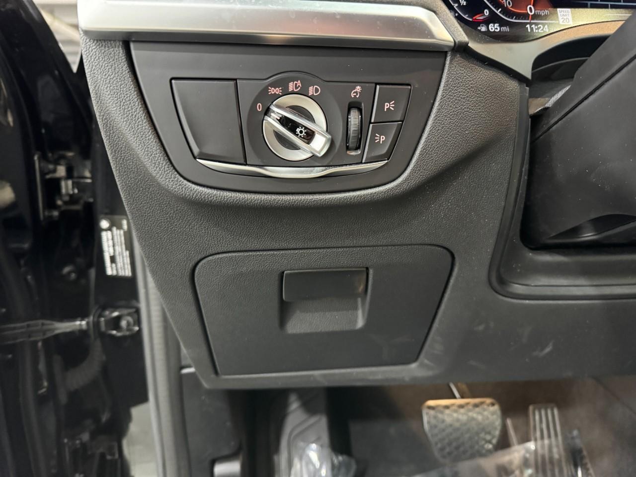 BMW X3 Vehicle Full-screen Gallery Image 29