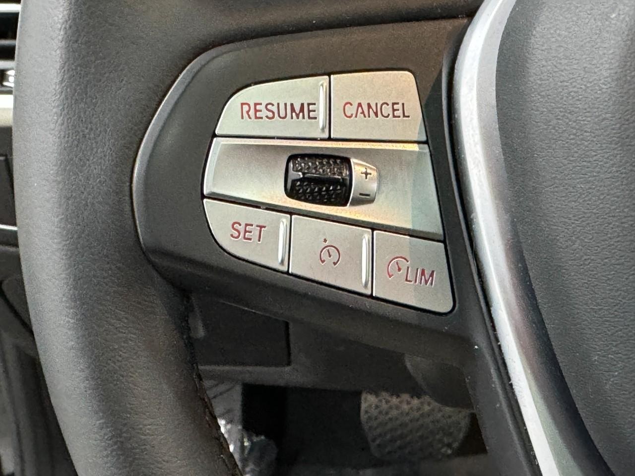 BMW X3 Vehicle Full-screen Gallery Image 30