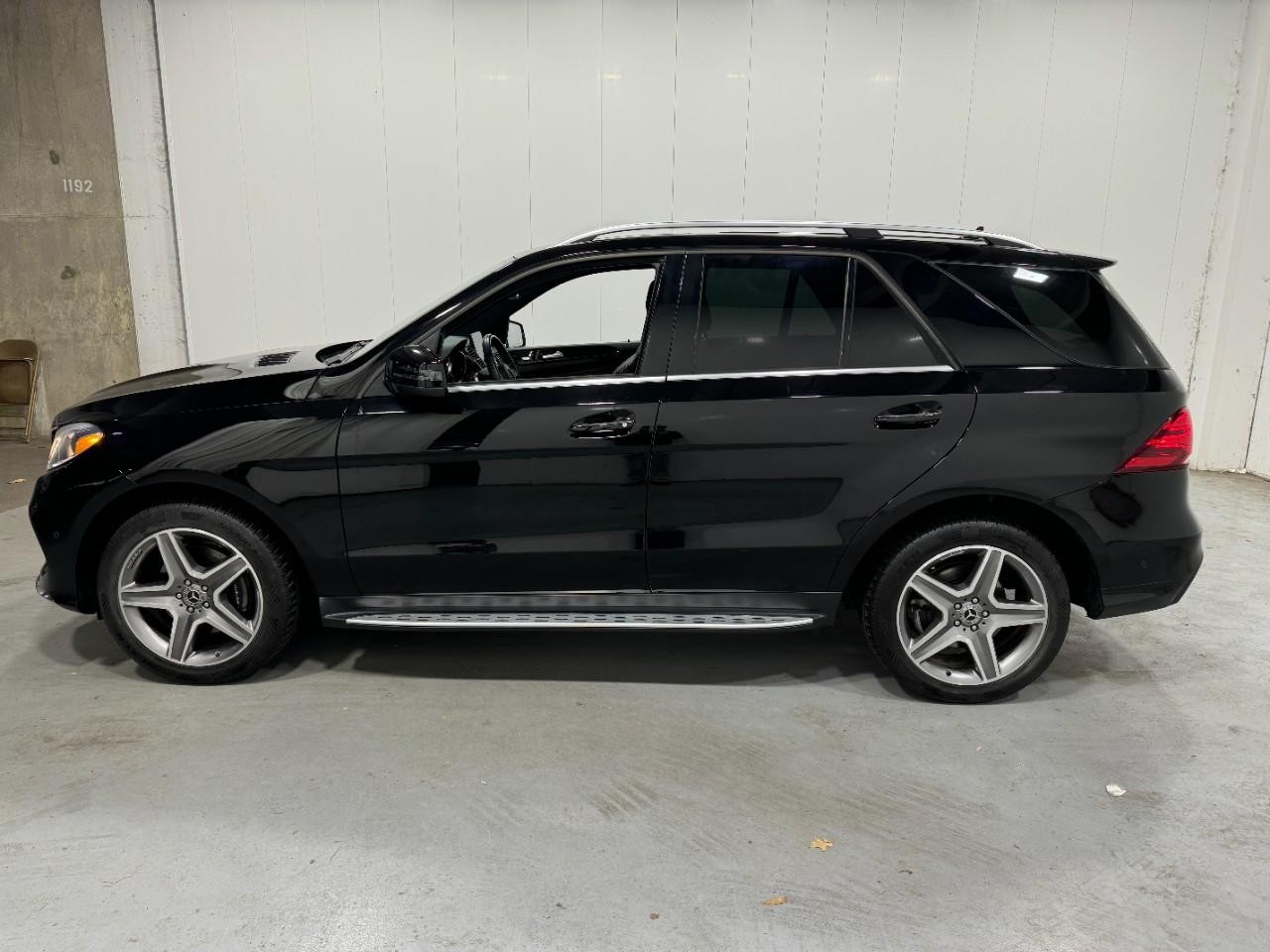 Mercedes-Benz GLE Vehicle Full-screen Gallery Image 2