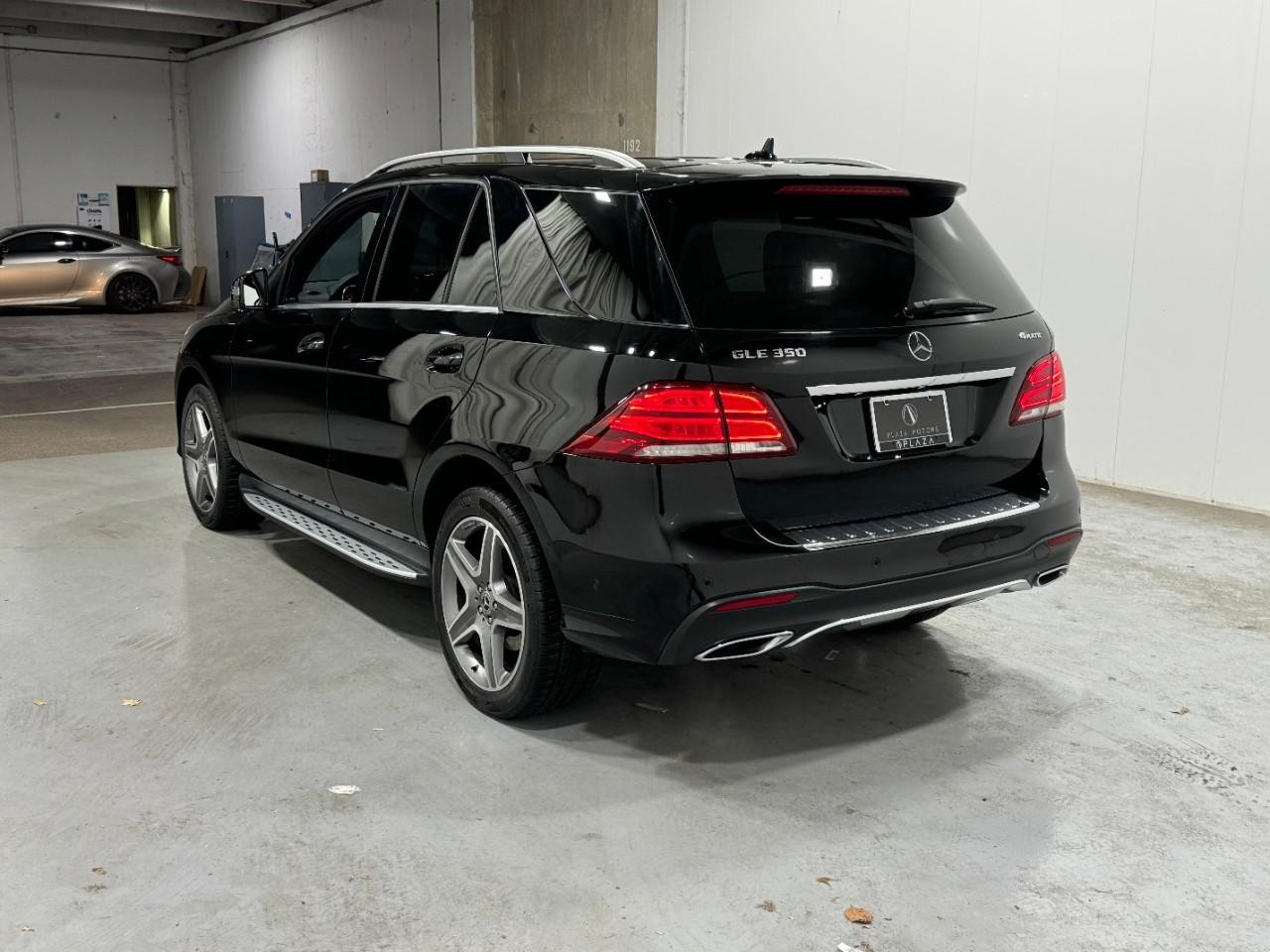 Mercedes-Benz GLE Vehicle Full-screen Gallery Image 3