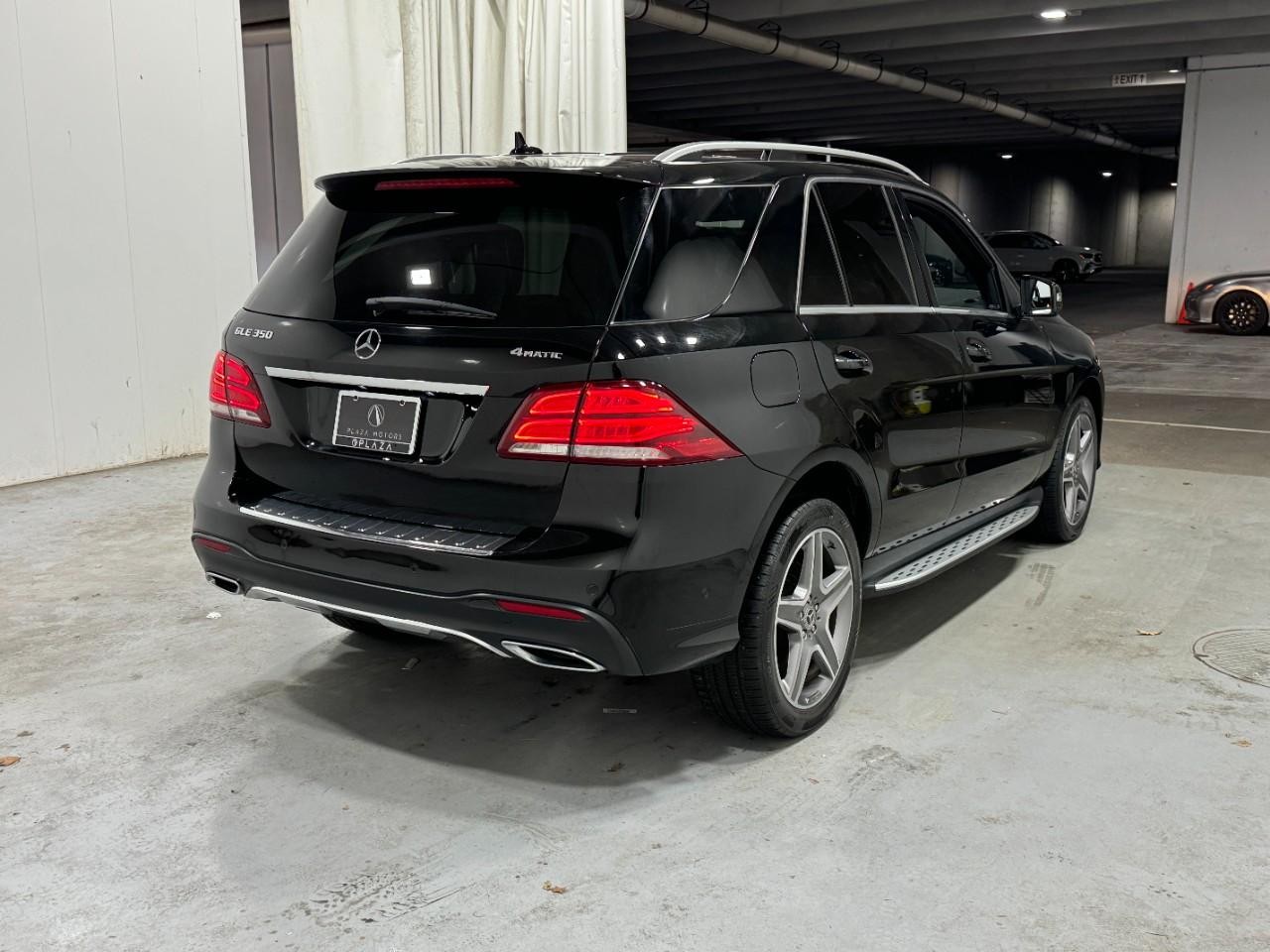 Mercedes-Benz GLE Vehicle Full-screen Gallery Image 4