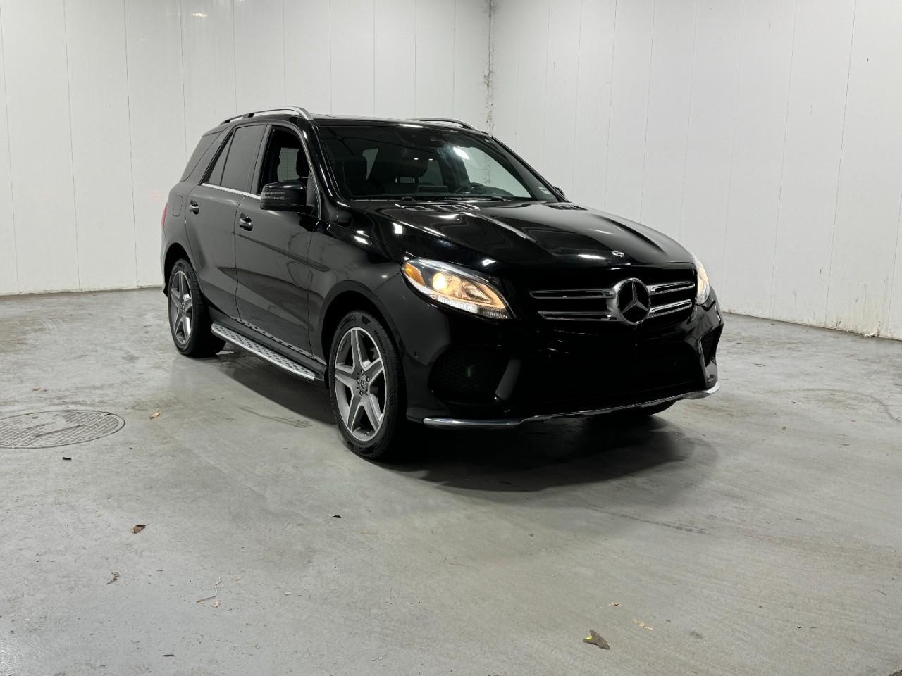 Mercedes-Benz GLE Vehicle Full-screen Gallery Image 6