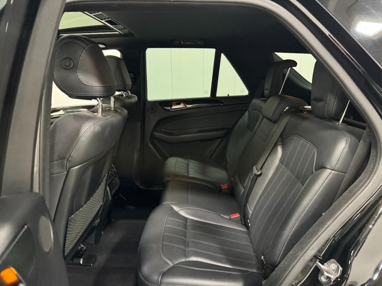 Mercedes-Benz GLE Vehicle Full-screen Gallery Image 8