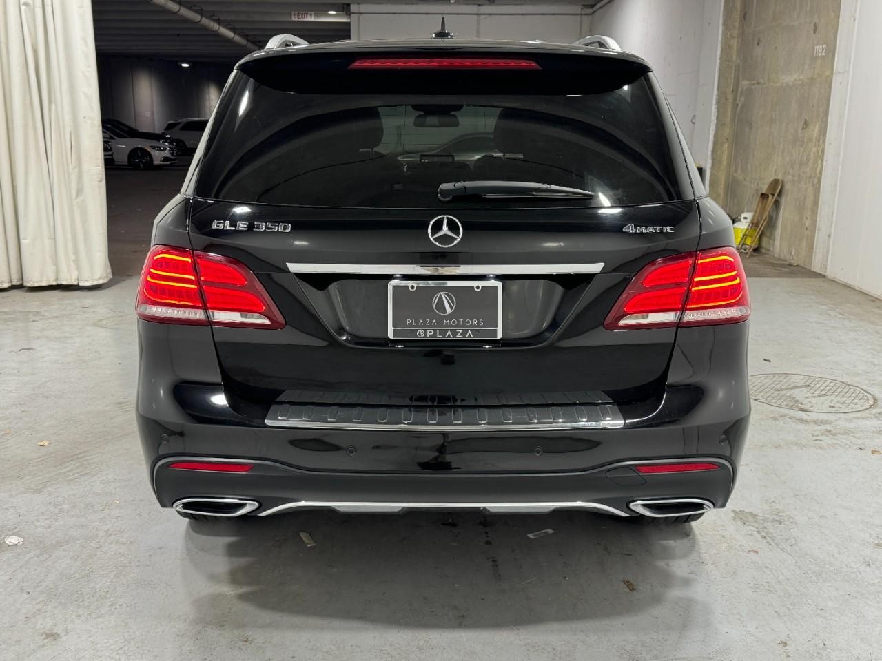 Mercedes-Benz GLE Vehicle Full-screen Gallery Image 9