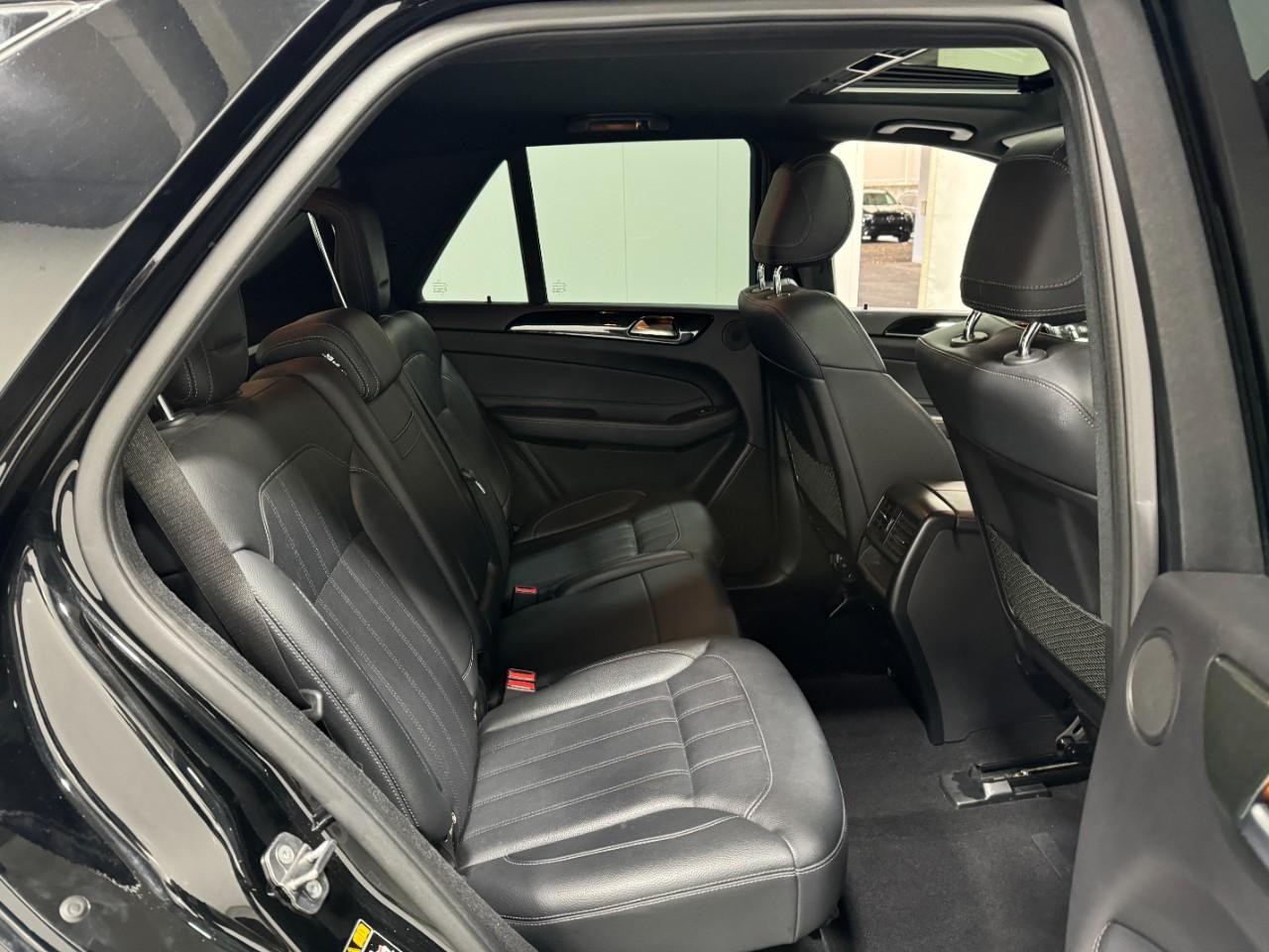 Mercedes-Benz GLE Vehicle Full-screen Gallery Image 10