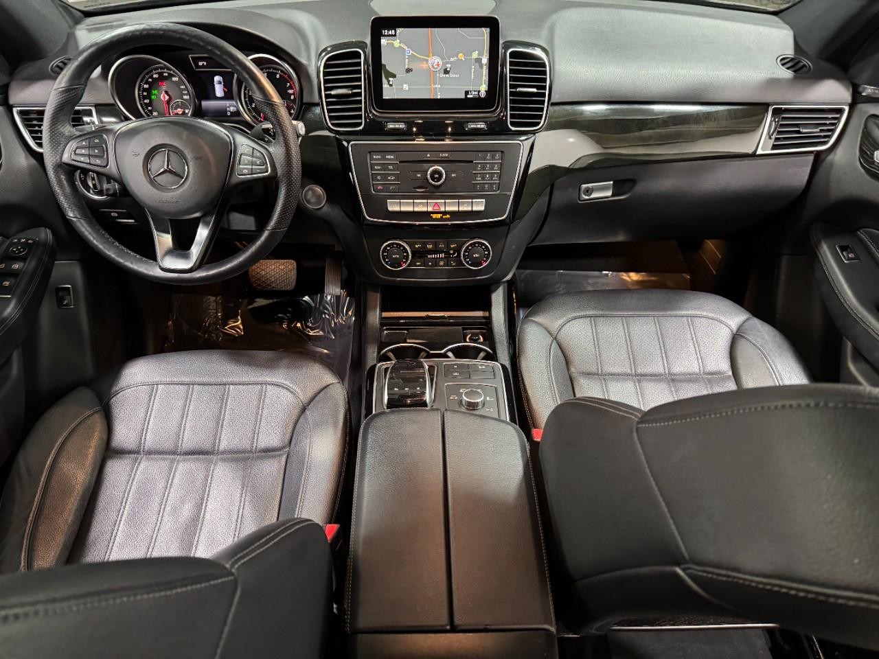 Mercedes-Benz GLE Vehicle Full-screen Gallery Image 12