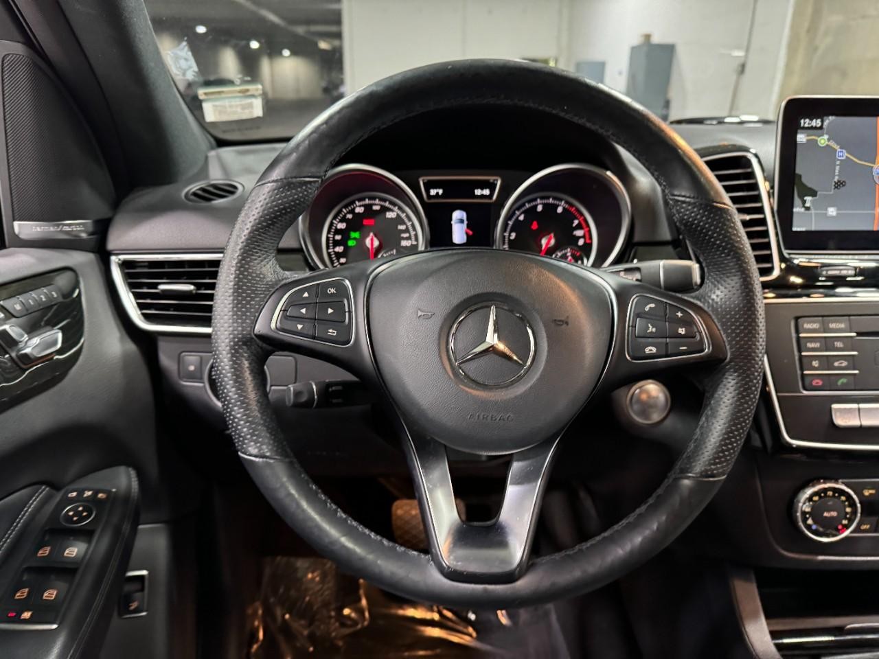 Mercedes-Benz GLE Vehicle Full-screen Gallery Image 13