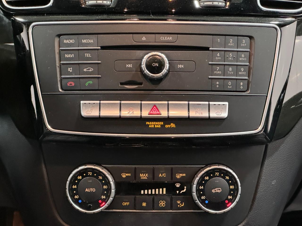 Mercedes-Benz GLE Vehicle Full-screen Gallery Image 15